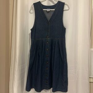 Vintage denim button down dress with pockets. Size S (8-10) petite